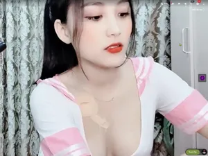 Xem em người yêu xinh da trắng lắc cặp mông hư hỏng