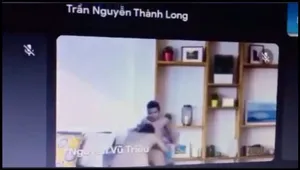 Học online quên không tắt camera lộ cảnh cô bạn gái đang bú mút
