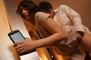 Cô vợ đi họp lớp rồi chịch với nyc mặc cho ông chồng ở nhà chờ