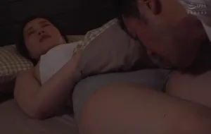 3 ngày người chồng đi làm ăn, bà xã ở nhà nữa đêm bị bố người chồng mò vào phòng