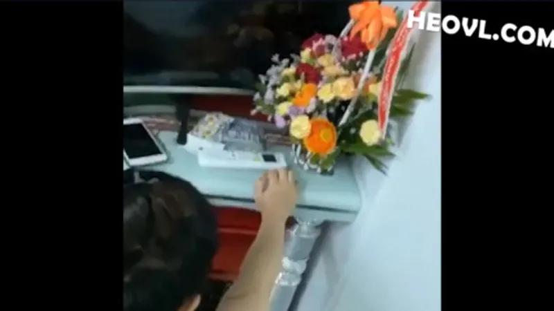Không chịu đi tắm vì dam dang quá cần đụ luôn !