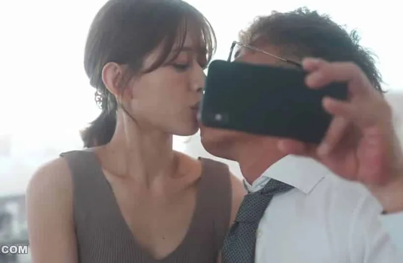 Thấy người vợ hơi lạ, anh xã xem điện thoại cô vợ và thấy cảnh chịch với tiền bối của mình