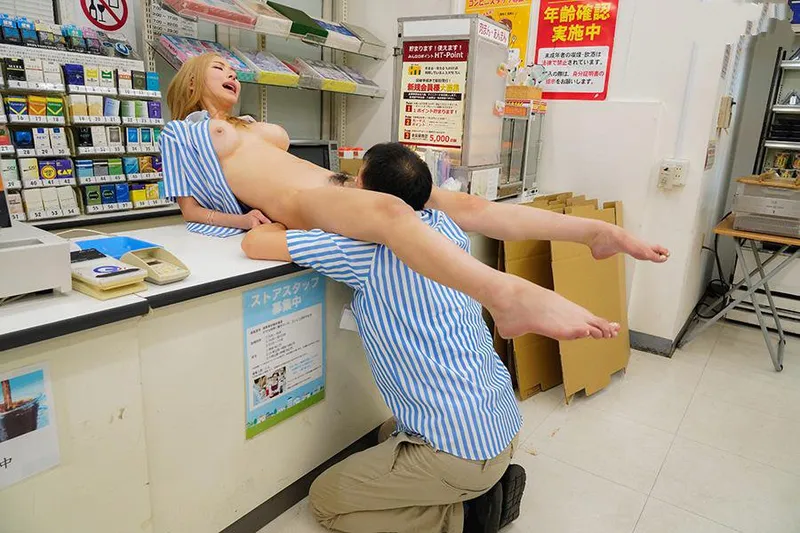 Anh tiền bối tống tình cô gái nhỏ ngổ ngáo của chủ cửa hàng tiện lợi