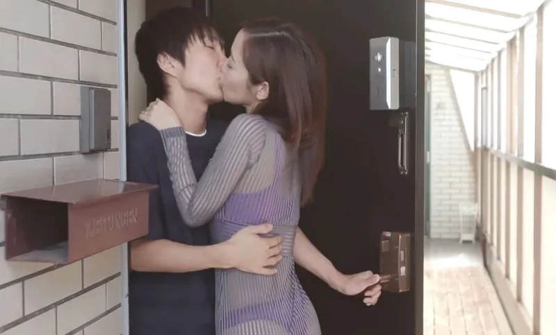 Cô gái nhà kế bên với chiếc quần lót lọt khe và cậu nhóc hàng xóm may mắn