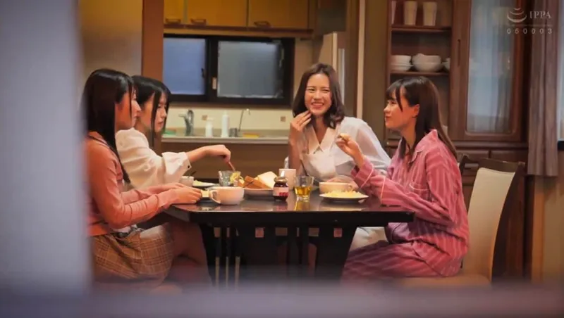 Bố đi vắng, 4 thiên thần nhỏ ở nhà bị những tên côn đồ để ý tới