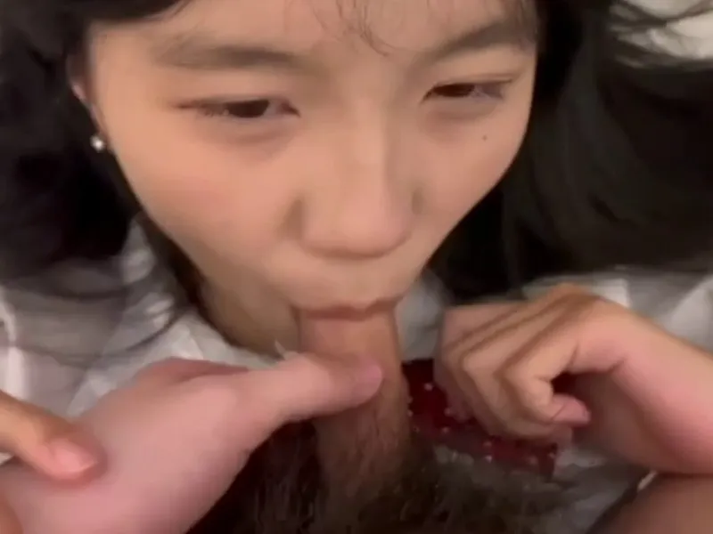 Em loli dễ thương liếm chim biến em thành con đào nứng p2